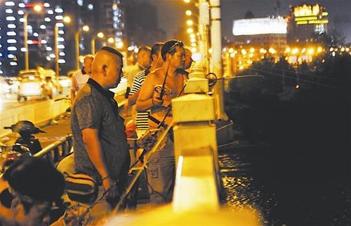 武汉多座大桥成休闲钓场 市民不问收获只求开
