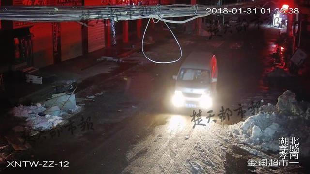 男子建材店偷造房材料 警察顺着车轮印将其抓获