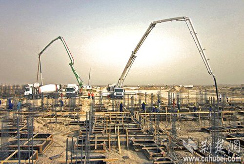 中国一冶员工国庆佳节奋战科威特施工现场