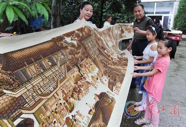南漳居民绣巨幅十字绣 《清明上河图》长18米