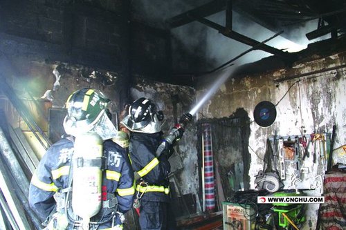 沙市纯正街发生一火灾 8旬奶奶房屋烧光无处住