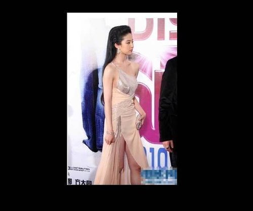 盘点女星尴尬<em>高开叉</em>礼服 刘嘉玲撩起裙摆惨走