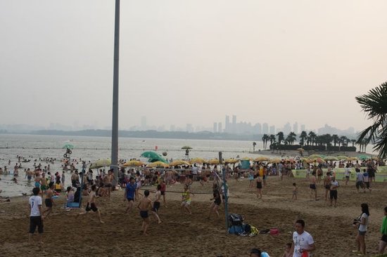 东湖沙滩浴场 沙滩运动 提前预热 迎客8000人_
