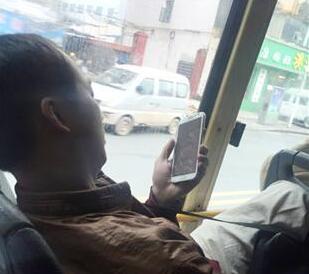 猥琐男公交车上偷拍女乘客 被网友微博曝光(图