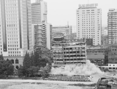 武汉长航海外旅游大楼8秒钟成功爆破拆除(图)