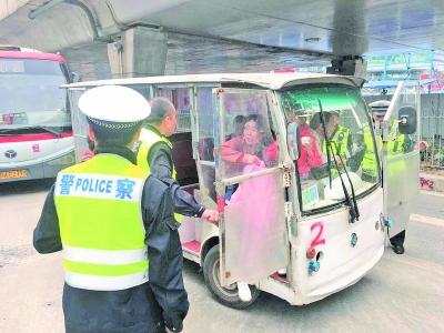 观光电瓶车闹市上路揽客 司机见到交警扔下车