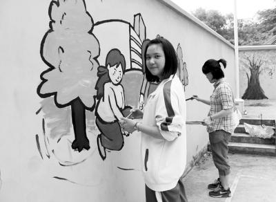 女大学生墙绘身边好人 扮靓老旧社区点赞感人