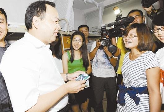 武汉市长唐良智昨给32万大学新生发公交卡(图)