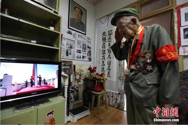 湖北97岁抗战老兵看阅兵时对着电视敬礼(图)