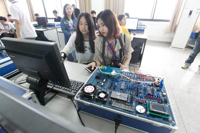 全国主流融媒聚焦武汉铁路职业技术学院 高铁