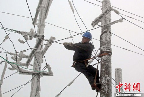 贵州威宁遭遇凝冻 电网公司进行除冰