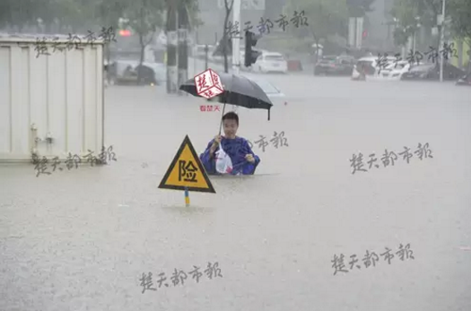 暴雨来袭 武汉市民出行注意了!小心塌方、积水