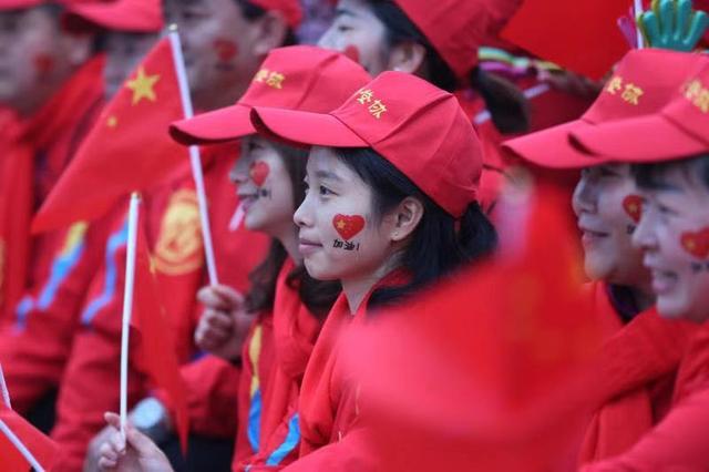 奥运冠军领跑武汉“山马” 3000名选手奔走山区“最美公路”