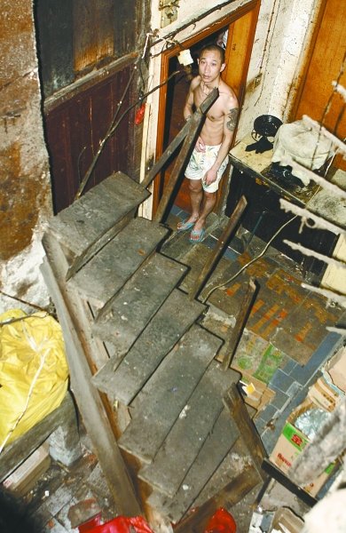 武汉一老房楼梯突然垮塌 搬运工家中坠楼摔骨