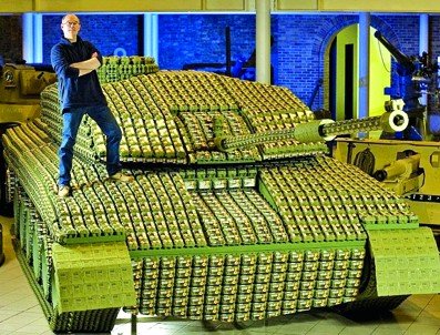 英国男子5016个鸡蛋盒造2米高坦克(图)