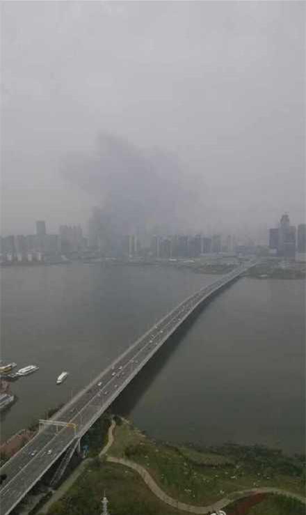 沙湖旁工地板房起火 无人受伤火灾原因仍在调查