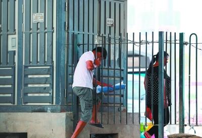 欢乐谷门口护栏被掰断 小贩看准商机缺口处摆摊