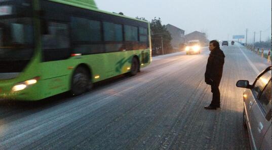 荆州近期雨雪天气 公交启动冰雪应急预案