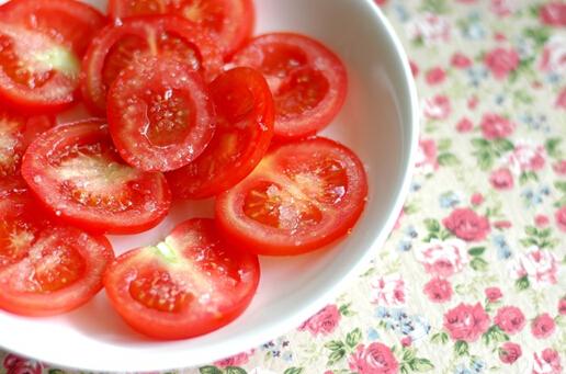 凉拌西红柿加蜂蜜更健康 吃西红柿有6禁忌_大楚网_腾讯网