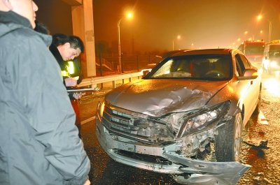 三厢车突然熄火引发车祸 武汉三环线堵了一公