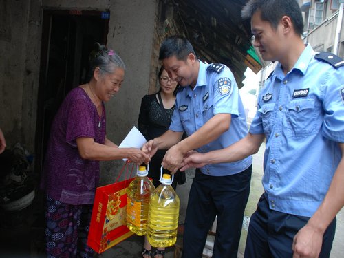 鄂州市公安局开展中秋入户送温暖活动_腾讯