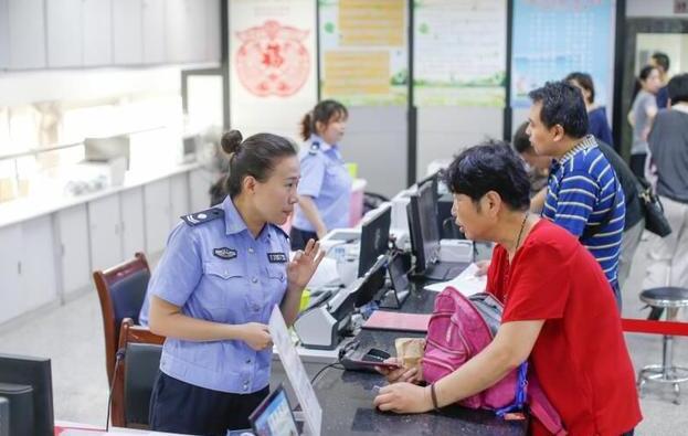 武汉出入境窗口一片火热 民警:多用自助服务