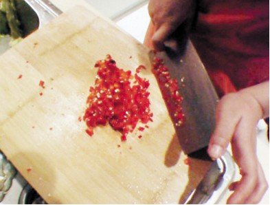 厨房小窍门:教你切辣椒不辣手的方法