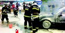Veřejné Lianju, když auto najednou začal hořet dav s ohněm bojovat společně