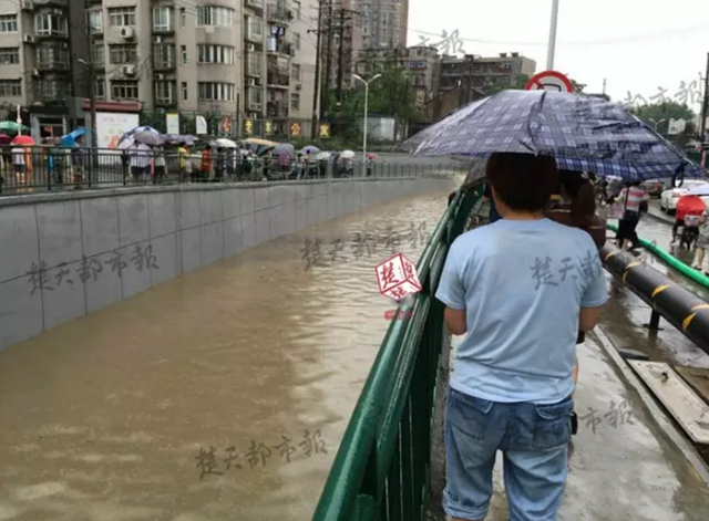 暴雨来袭 武汉市民出行注意了!小心塌方、积水