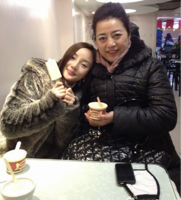 李小璐杨幂微博私照 穿戴细节全暴露