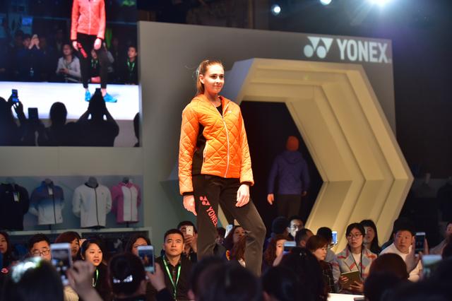 武汉上演运动风T台秀 羽球最新科技产品亮相