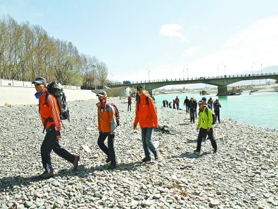 徒步拉萨河往返16公里 珠峰登山队偶遇武汉老