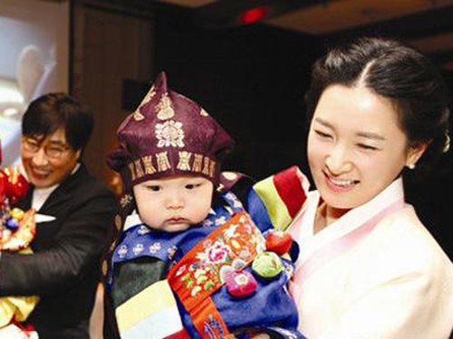 大长今李英爱龙凤胎曝光 盘点娱乐圈可爱双胞