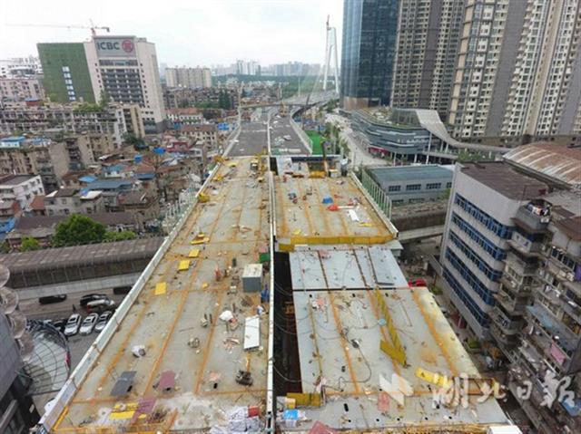 武汉首个跨轻轨高架合龙 成功跨过轻轨1号线