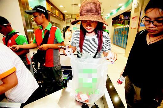 京东快递员收入_月收入过万快递哥(3)