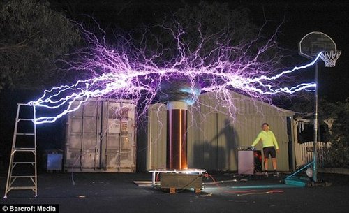 美陆军研制激光闪电战车 酷似科幻电影