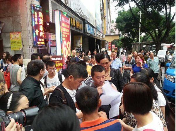 东方之星游轮船员部分家属前往游轮事发地