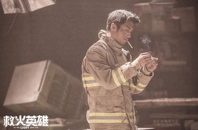 《救火英雄》尘爆片段曝光 谢霆锋抽烟被赞性