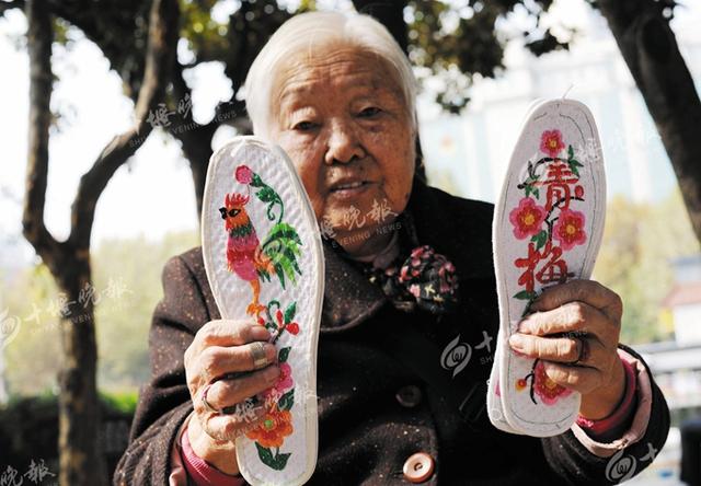 十堰89岁老人售卖自制鞋垫 她不图钱只为解闷