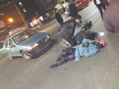 网曝黄石淡定哥遭遇车祸后躺地上玩手机