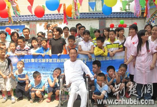 E度教育论坛携手武汉爱心康复中心共度快乐六