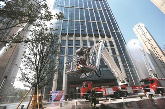 汉阳大楼起火消防架梯施救 实为30分钟消防演