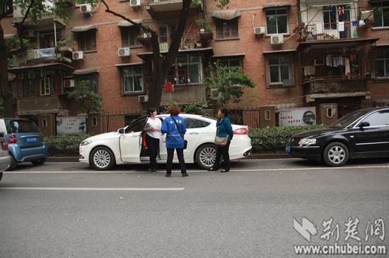 武汉水果湖千米路现7名收费员 违规预收停车费