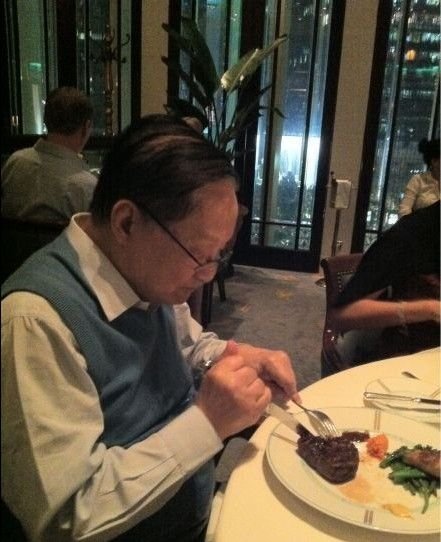 张纪中微博上传<em>金庸照片</em> 87岁老人家胃口好_大