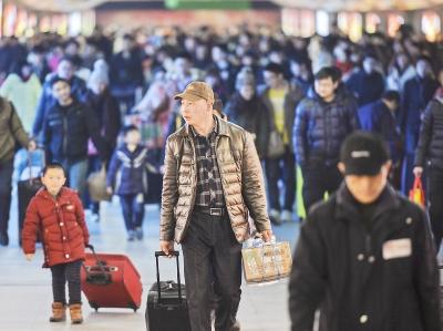 春节后上班首日 武汉三大火车站发送27万旅客
