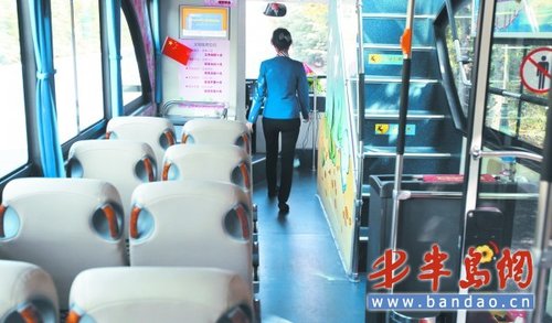 观光巴士车空人稀