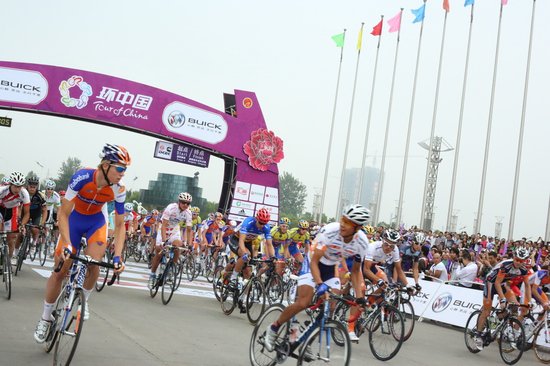 环中国国际公路自行车比赛 第四赛段进入襄阳