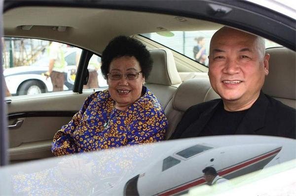 花钱如流水 中外十五大富豪奢侈消费生活大PK