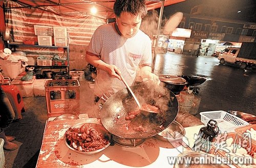 武汉街头消夜小龙虾火爆 价格上涨依然食客云