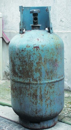 武汉一煤气公司使用停检11年气瓶 02年就该报